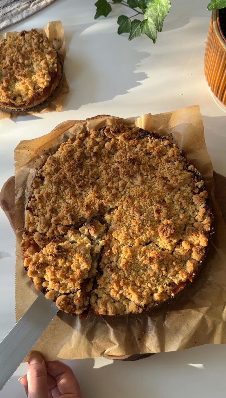 Vegan apple crumble pie